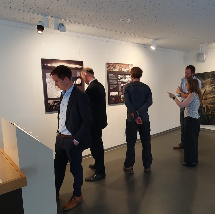 Die Besuchergruppe nimmt die Ausstellungselemente in Augenschein